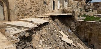 Mardin'de tarihi sit alanındaki mahalle yolunun bazı kısımları ile istinat duvarında çökme yaşandı