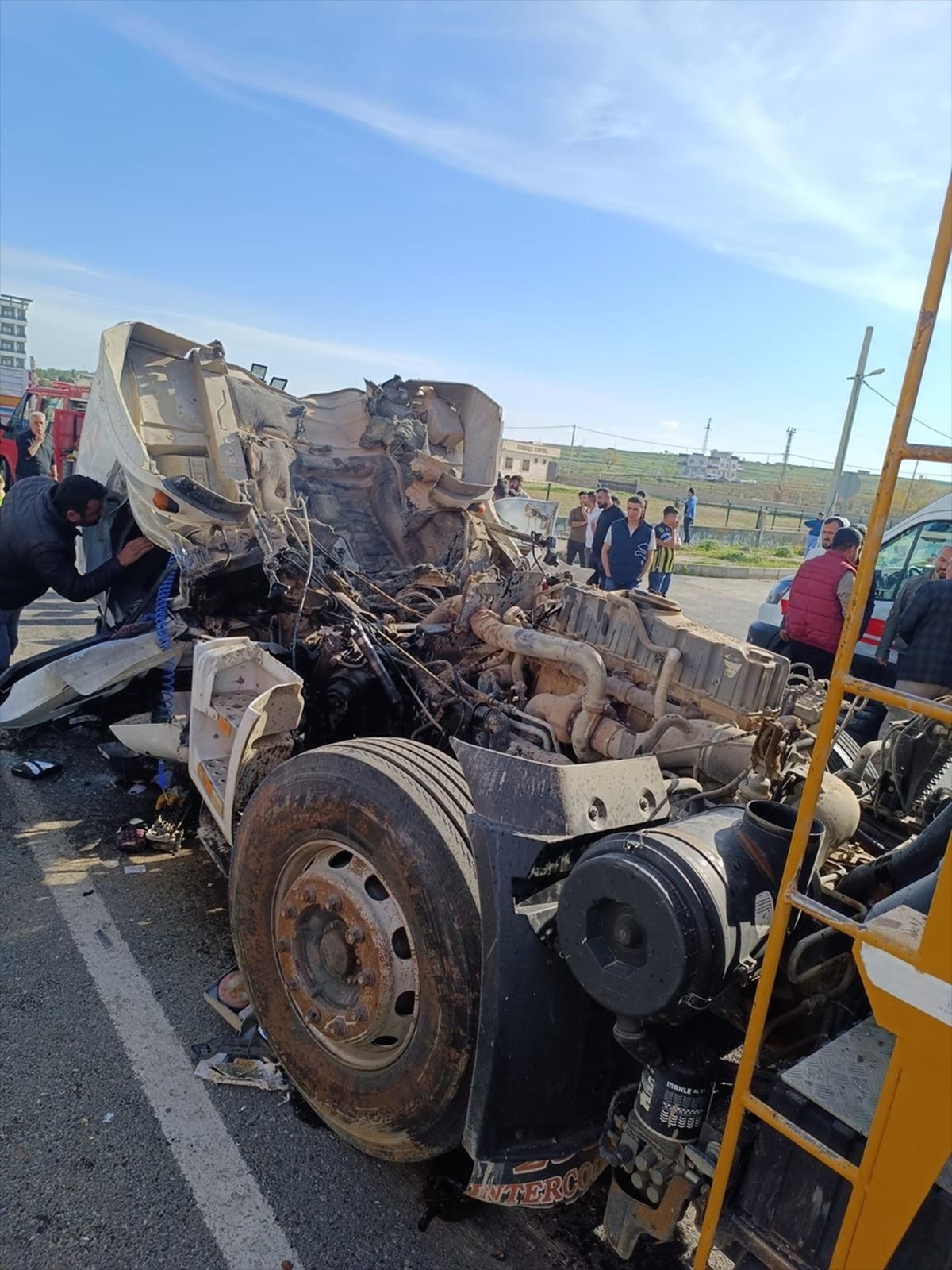 Mardin'de tır ile kamyonun çarpıştığı kazada 1 kişi öldü