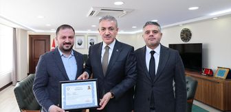 Mardin Valisi Akkoyun'u yılın hekimi seçilen doktor ziyaret etti