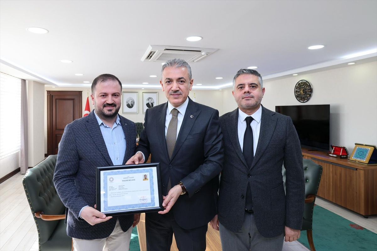 Mardin Valisi Akkoyun'u yılın hekimi seçilen doktor ziyaret etti