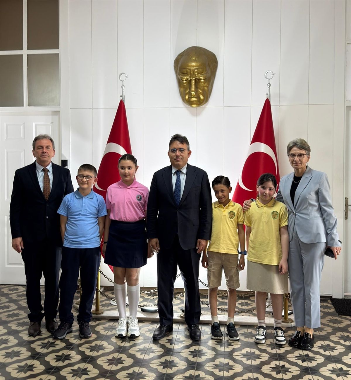 Marmaris Kaymakamı Kaya, temsili olarak koltuğunu öğrencilere devretti