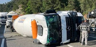 Marmaris'te devrilen beton mikseri ulaşımı aksattı