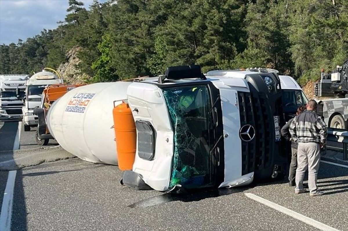 Marmaris'te devrilen beton mikseri ulaşımı aksattı