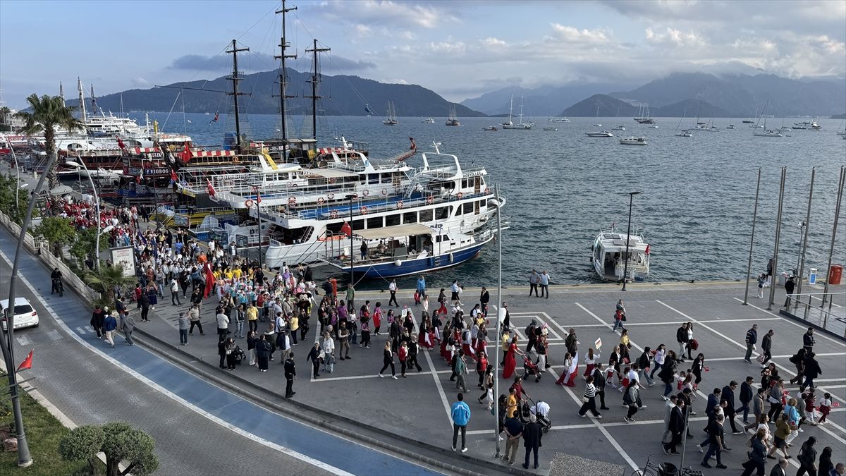 Marmaris'te dünya çocukları 'barış' için fidan dikti