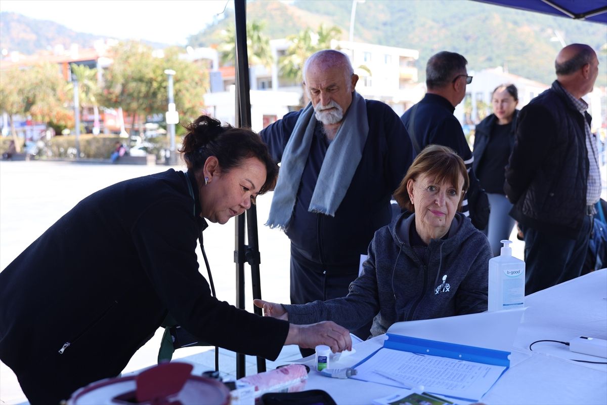 Marmaris'te vatandaşlara ücretsiz sağlık taraması ve danışmanlık hizmeti verildi