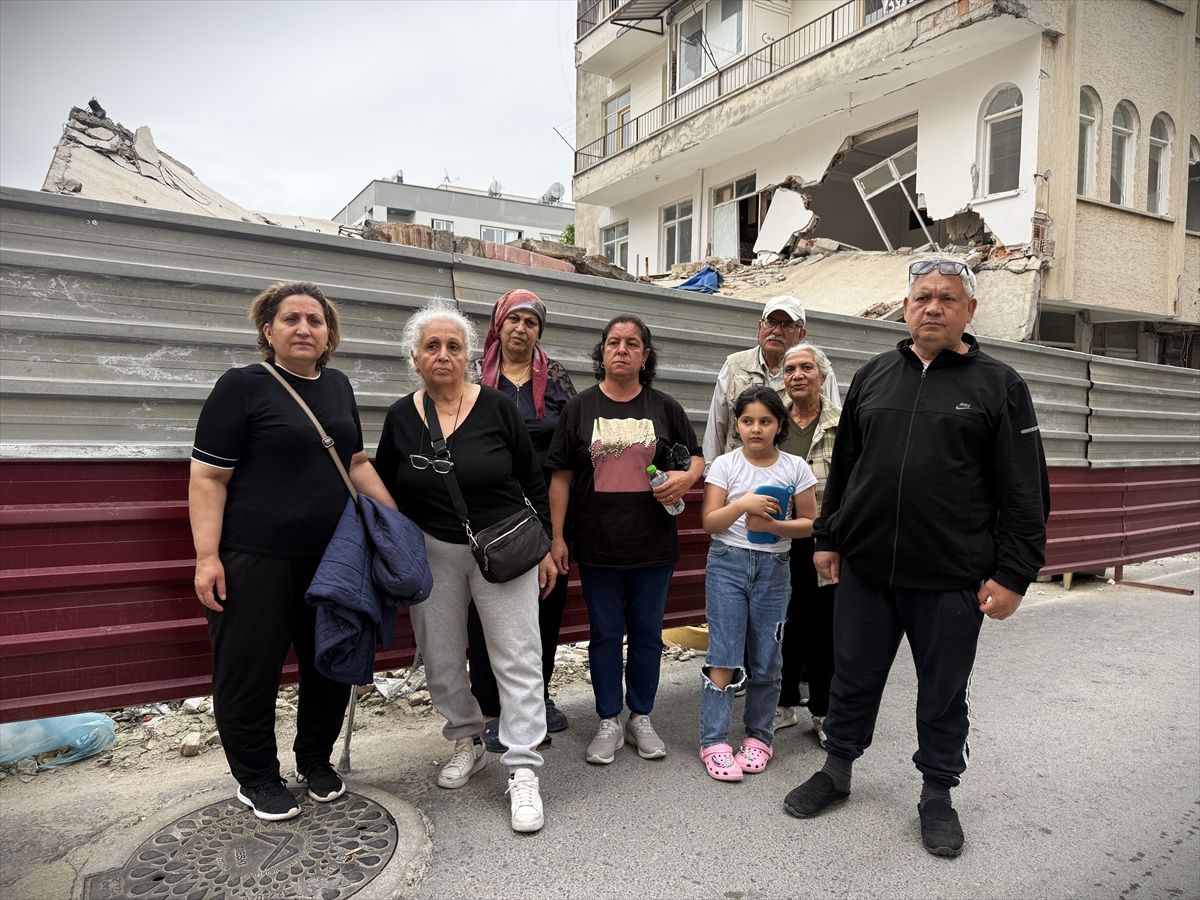 Mersin'de bina yıkımı sırasında hasar gören yandaki apartmanın sakinleri çözüm bekliyor