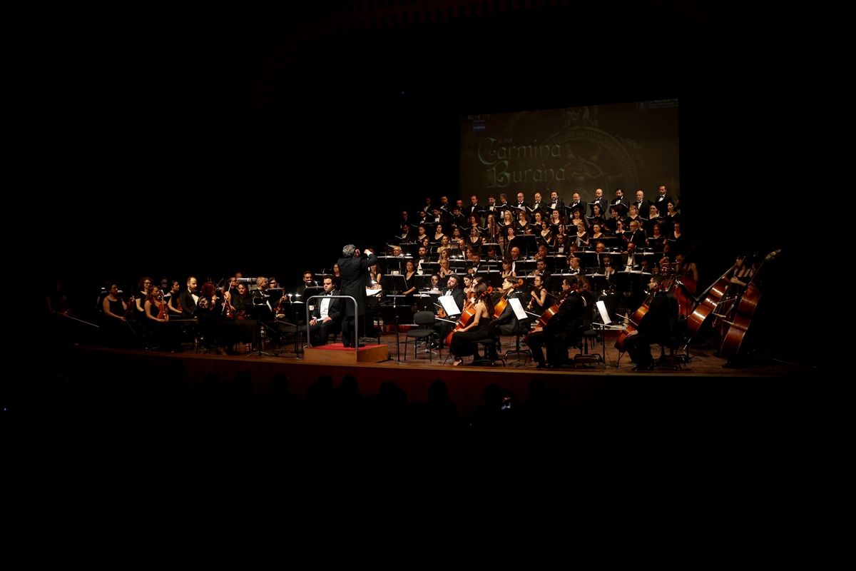 Mersin'de 'Carmina Burana' sahne kantatı sanatseverlerle buluştu