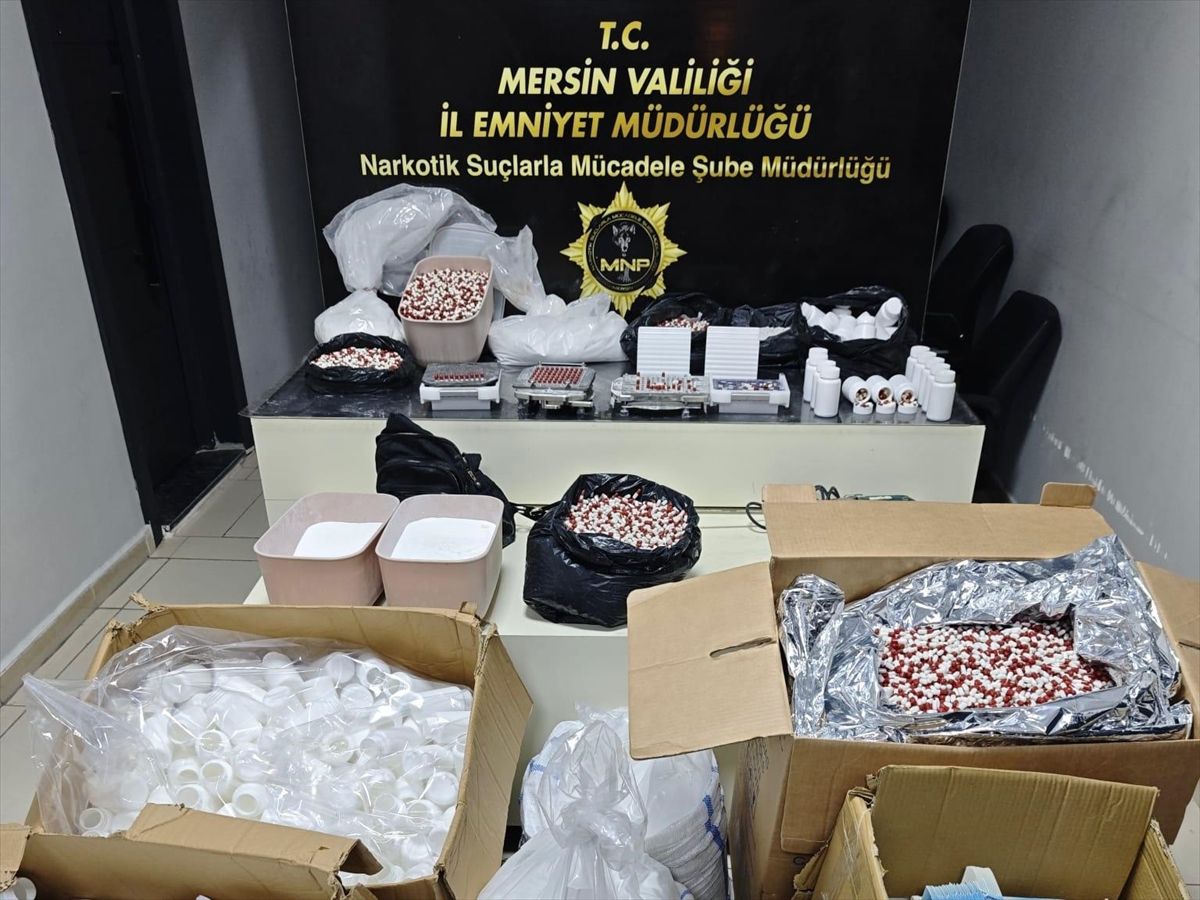 Mersin'de evde sentetik hap ürettikleri iddiasıyla yakalanan 2 zanlı tutuklandı