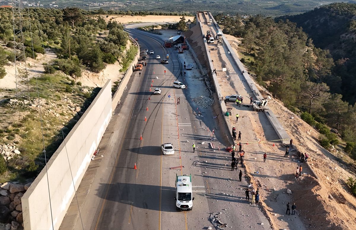 Mersin'de freni boşalan tır yapımı süren kaçış rampasına çarptı, 1 işçi ölü, 4 kişi yaralandı