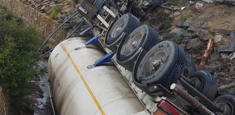 Mersin'de kanala devrilen tankerde sıkışan sürücüyü itfaiye kurtardı