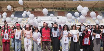 Mersin'de Kızılay gönüllüleri okul saldırısında hayatını kaybedenleri gökyüzüne balonlar bırakarak andı