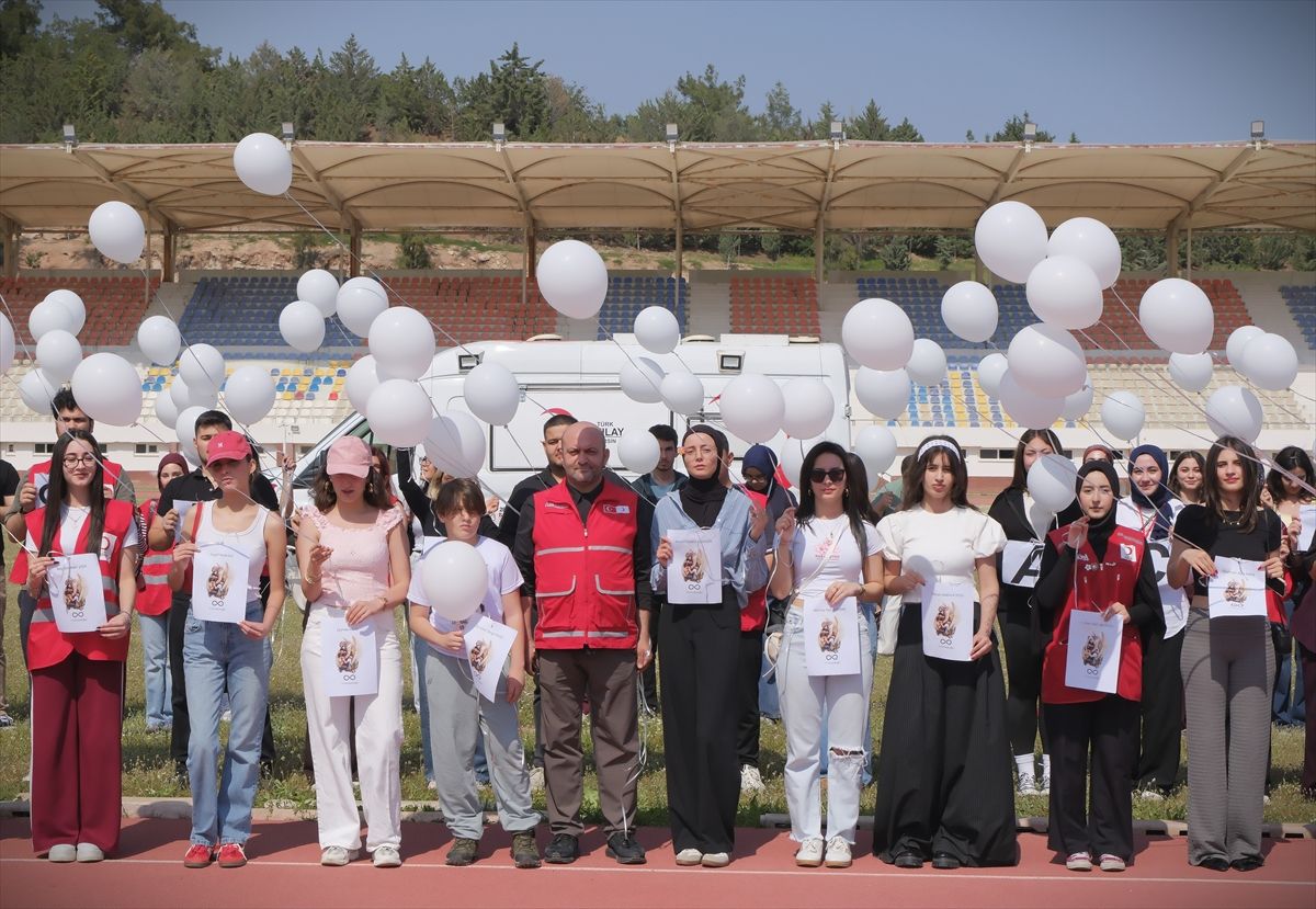 Mersin'de Kızılay gönüllüleri okul saldırısında hayatını kaybedenleri gökyüzüne balonlar bırakarak andı