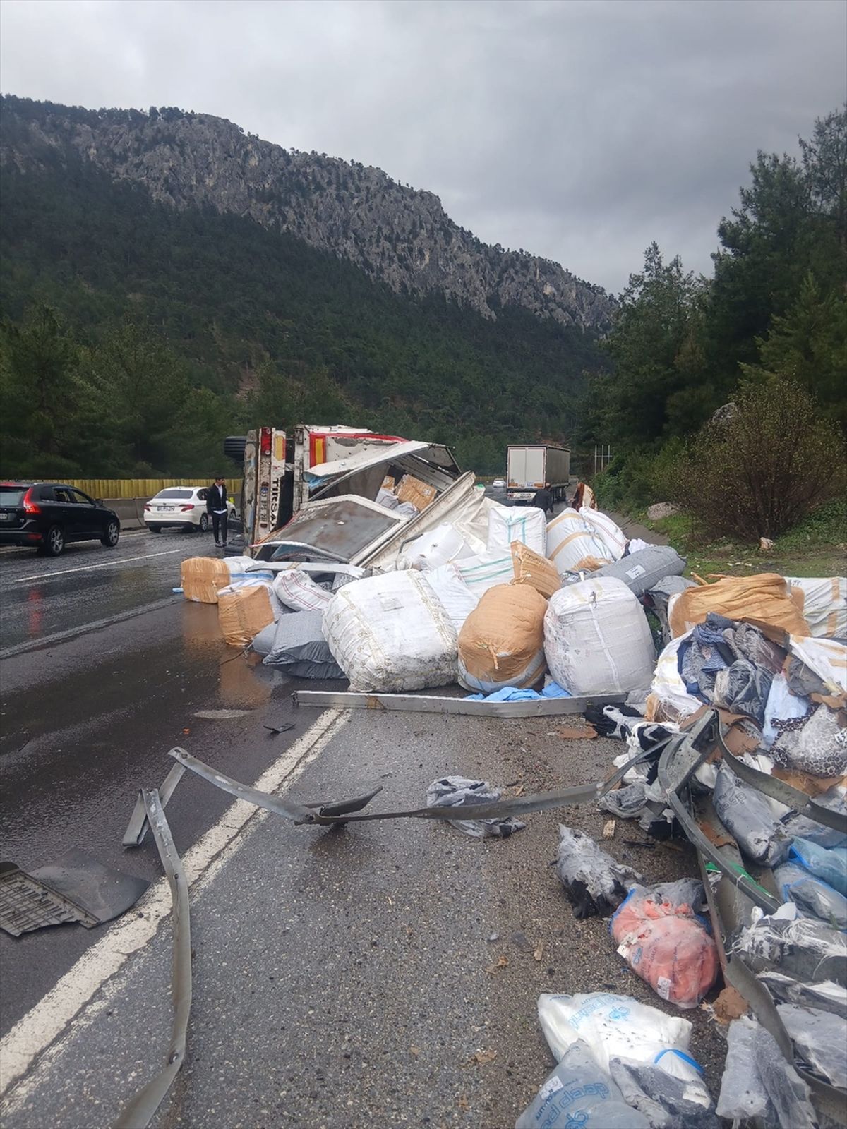 Mersin'de otoyolda devrilen tır ulaşımı aksattı