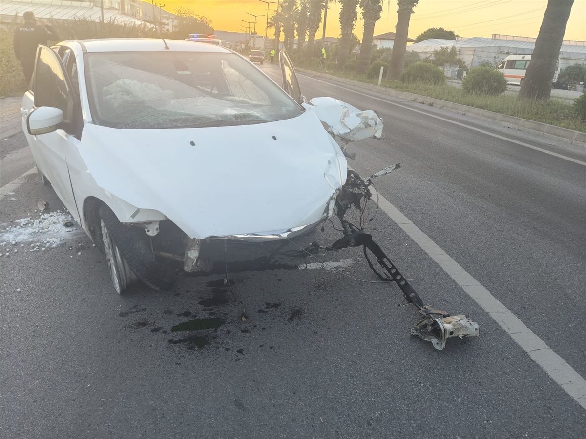 Mersin'de refüje çarpan otomobildeki 3 kişi yaralandı