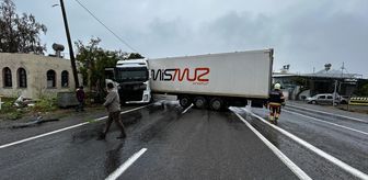 Mersin'de sürücüsünün kontrolünden çıkan tırın çarptığı baraka iş yeri yıkıldı