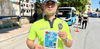 Mersin'de trafik polisleri sürücülere broşür, çocuklara çeşitli hediyeler dağıttı