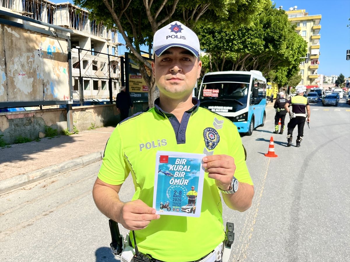 Mersin'de trafik polisleri sürücülere broşür, çocuklara çeşitli hediyeler dağıttı