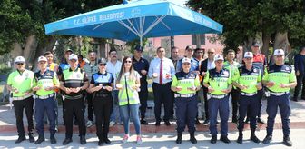 Mersin'de trafik uygulamasında sürücülere yoğurt, çilek ve lokum ikram edildi