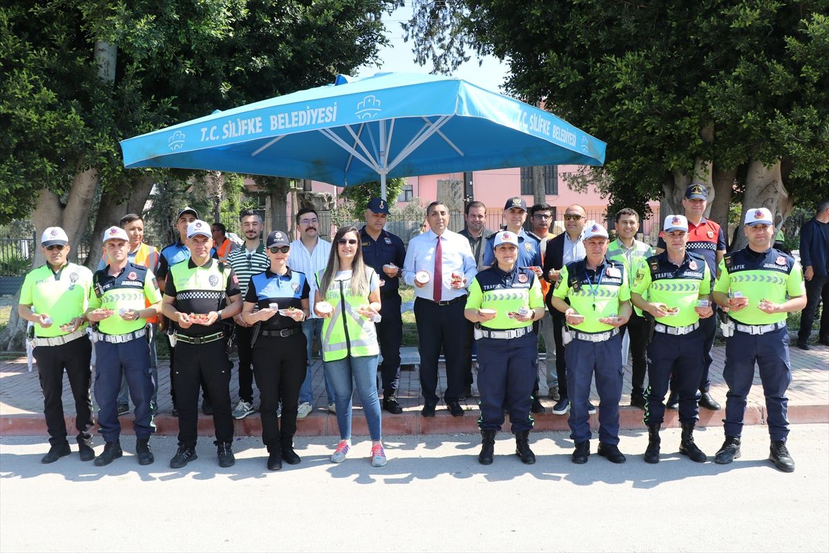 Mersin'de trafik uygulamasında sürücülere yoğurt, çilek ve lokum ikram edildi