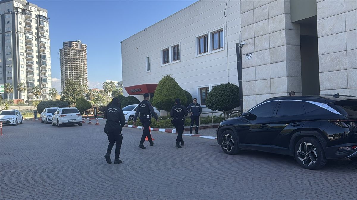 Mersin'de Yenişehir Belediyesine yönelik operasyon düzenlendi