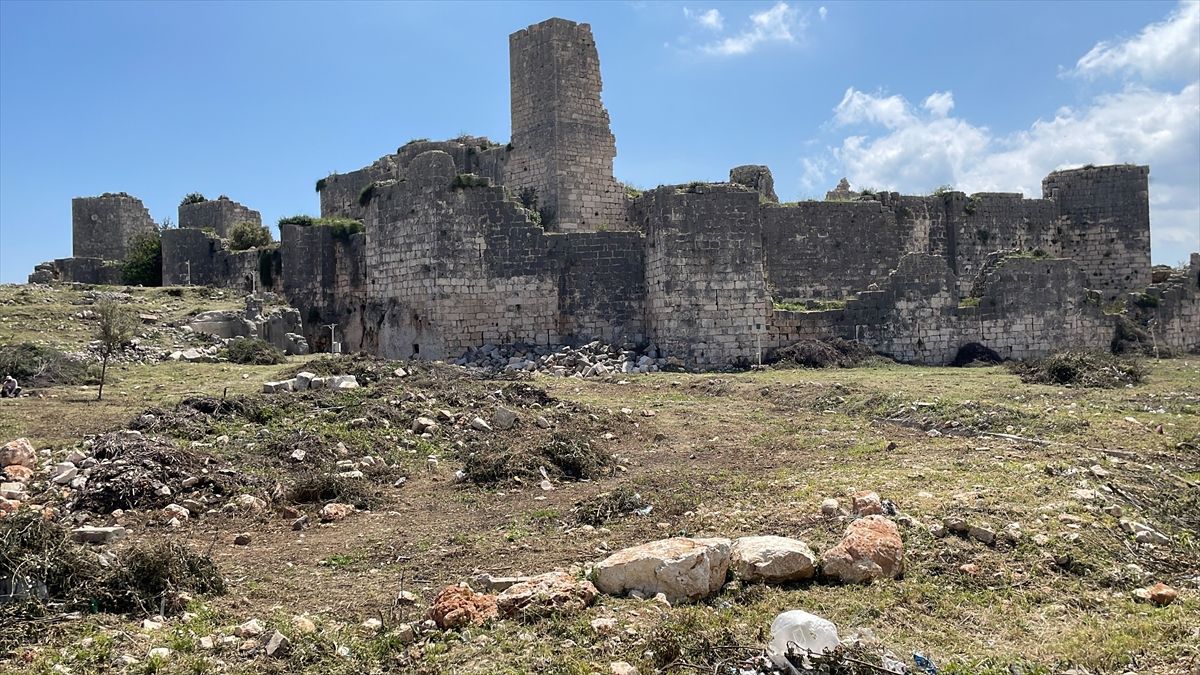 Mersin'deki Kızkalesi'nin kıyı kesiminde temizlik çalışması başlatıldı
