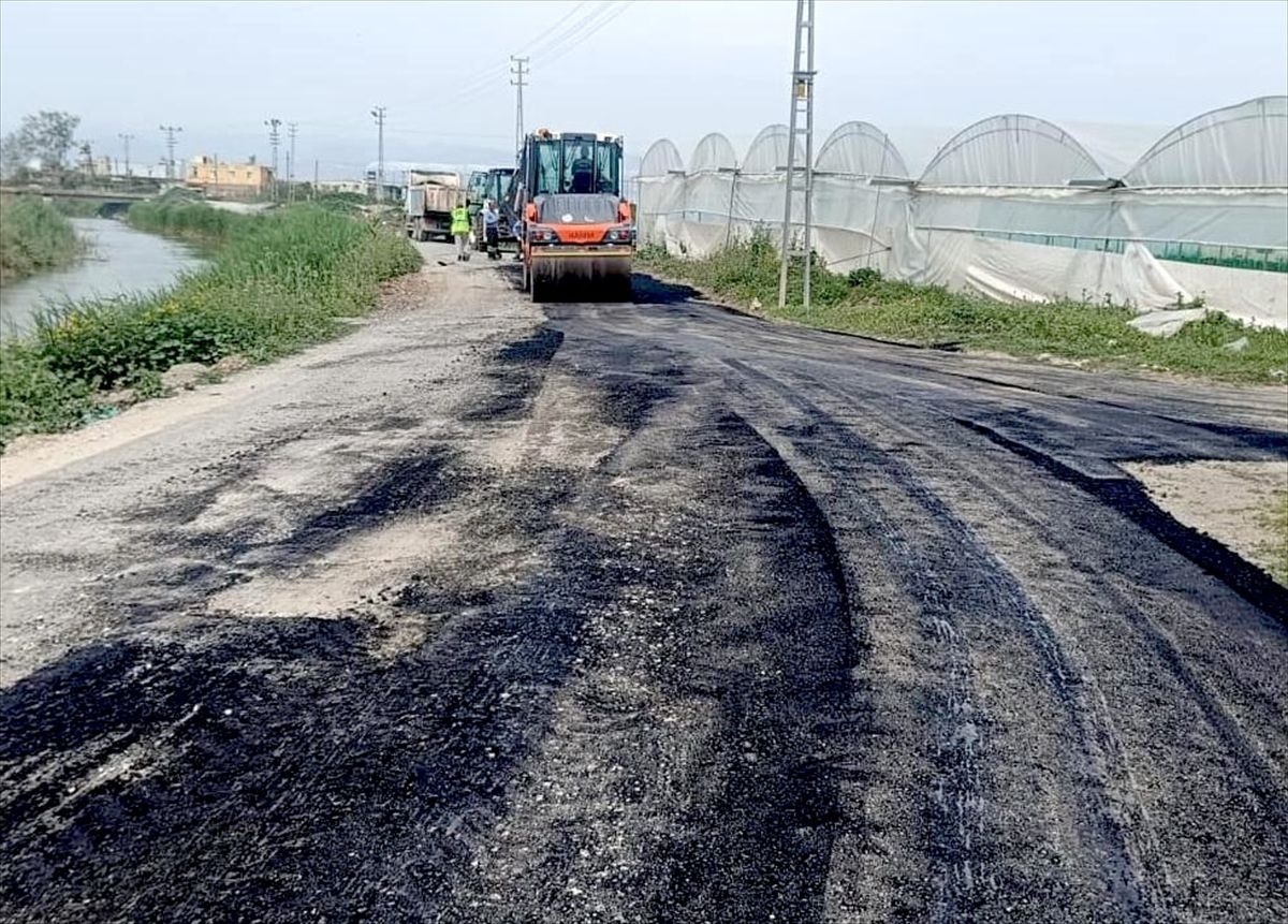 Mersin'in Akdeniz ilçesinde yollar yenileniyor