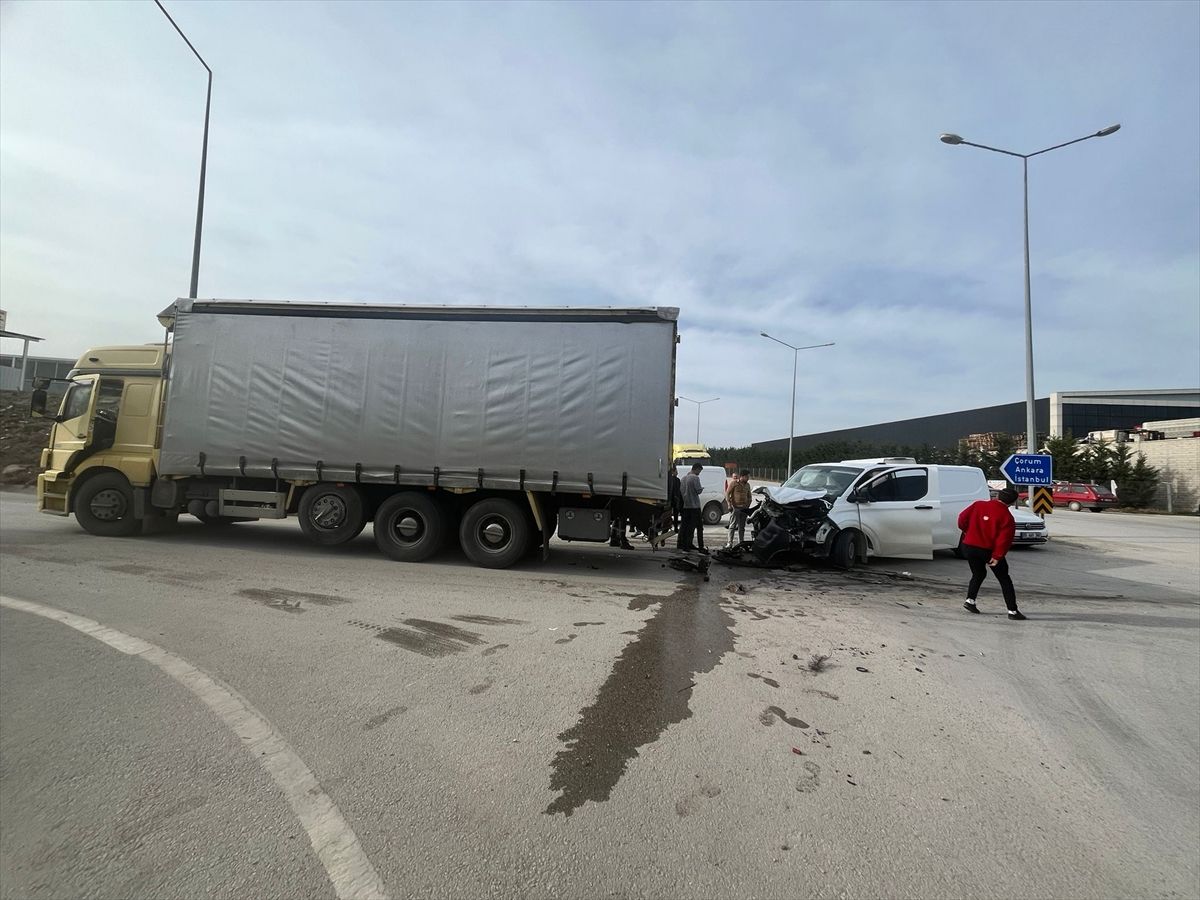Merzifon'da kamyonla çarpışan hafif ticari aracın sürücüsü yaralandı