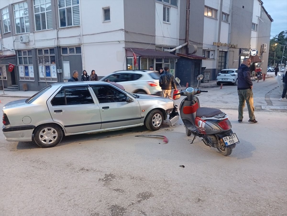 Merzifon'da otomobille çarpışan motosikletin sürücüsü yaralandı