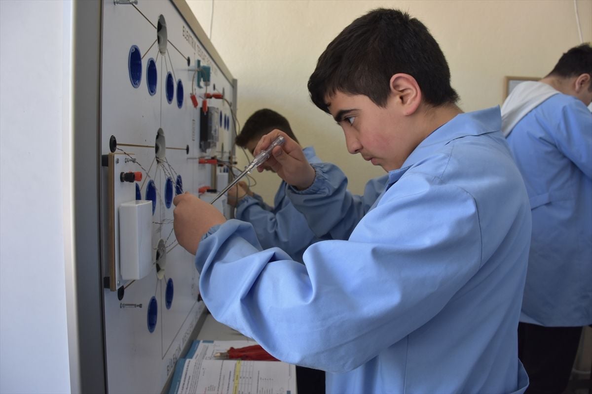 Meslek lisesi öğrencileri eğitim setlerini üretip maliyeti yüzde 40 düşürdü