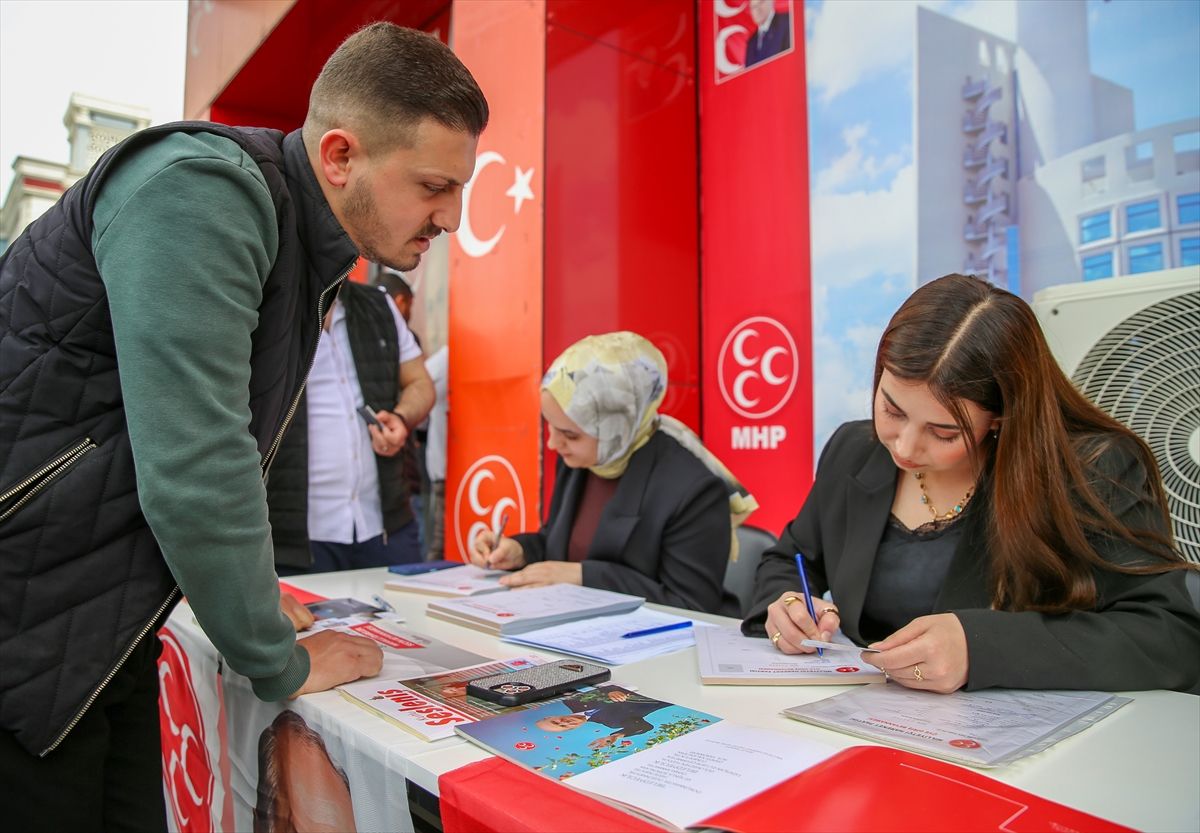 MHP Diyarbakır İl Başkanlığında yeni katılan üyelere rozet takıldı