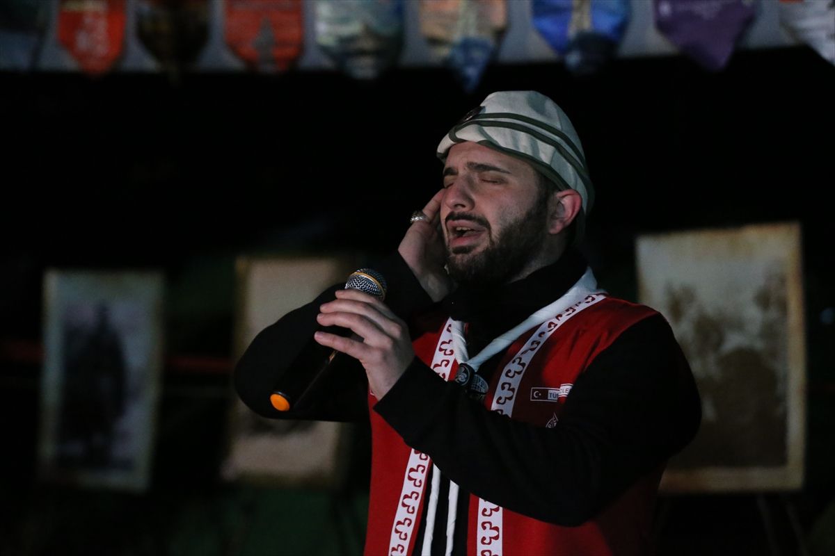 Milli Bilinç Kampı'na katılan izciler, kınalı saçlarıyla atalarının yolunda