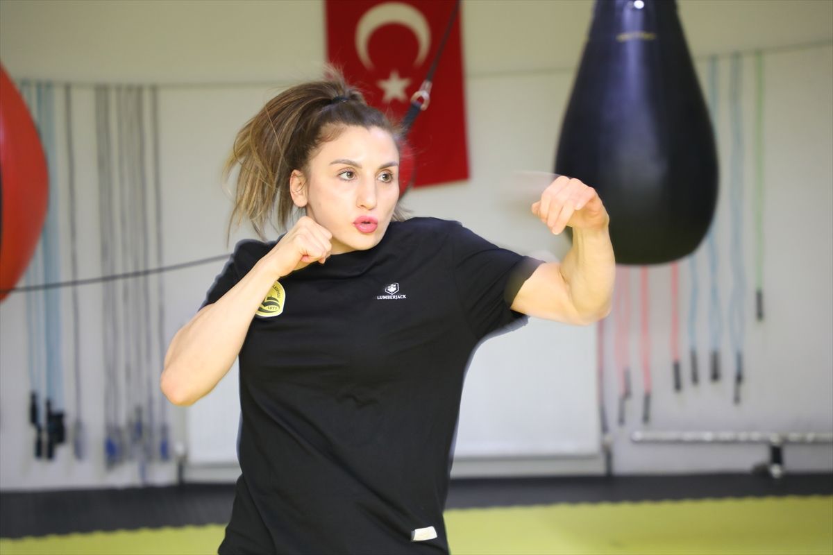 Milli boksör Elif Nur Turhan kamp çalışmalarını Bayburt'ta sürdürüyor