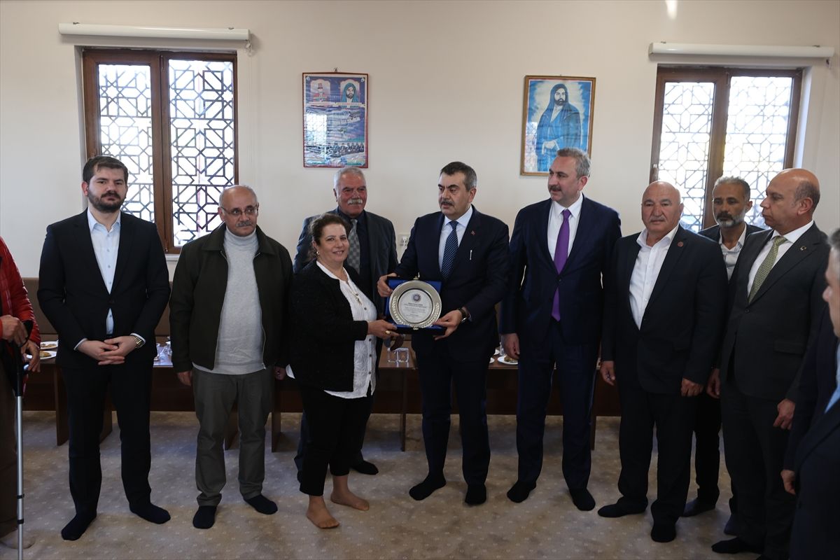 Milli Eğitim Bakanı Tekin, Gaziantep'te cemevi ziyaretinde bulundu
