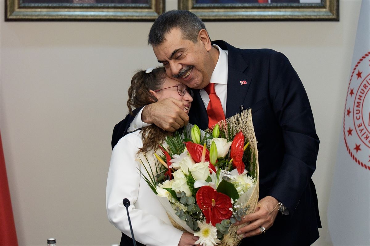 Milli Eğitim Bakanı Tekin, koltuğunu 5. sınıf öğrencisi Defne Bayraktaroğlu'na devretti