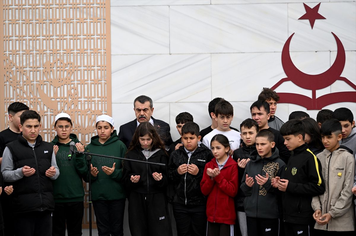 Milli Eğitim Bakanı Tekin, Şehit Öğretmenler Abidesi'ni ziyaret etti Açıklaması