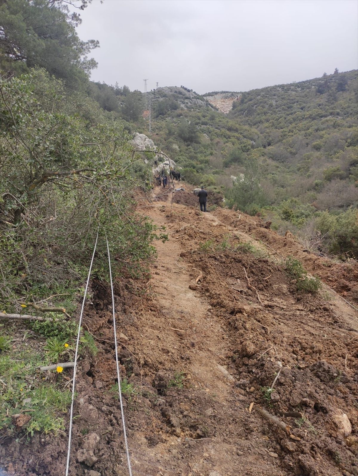 Manisa'da elektrik direğinin devrilmesi sonucu işçi öldü