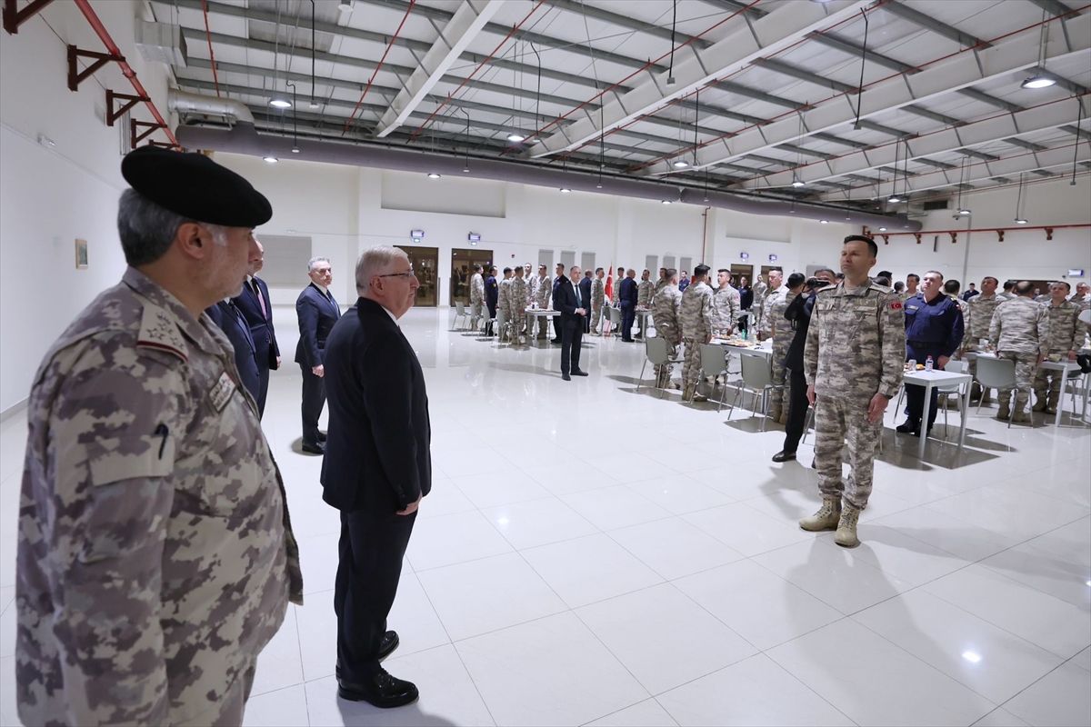Milli Savunma Bakanı Güler, Katar'daki Türk birliğinde incelemelerde bulundu