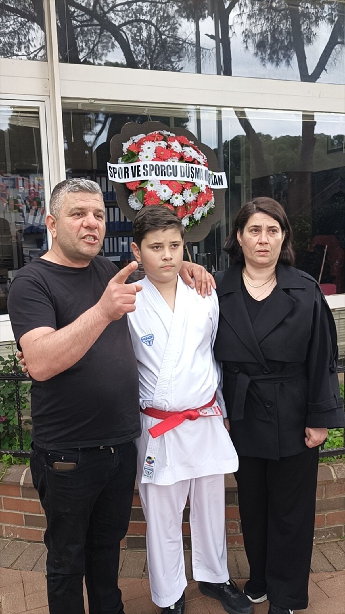Milli sporcu oğlunun Kuyucak Belediyespor'dan uzaklaştırıldığını öne süren baba, belediye binasına siyah çelenk bıraktı