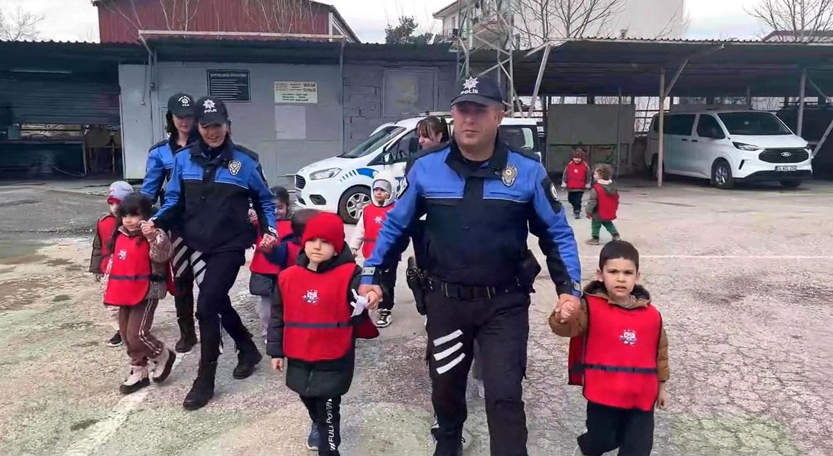 Minik öğrencilerden emniyete ziyaret
