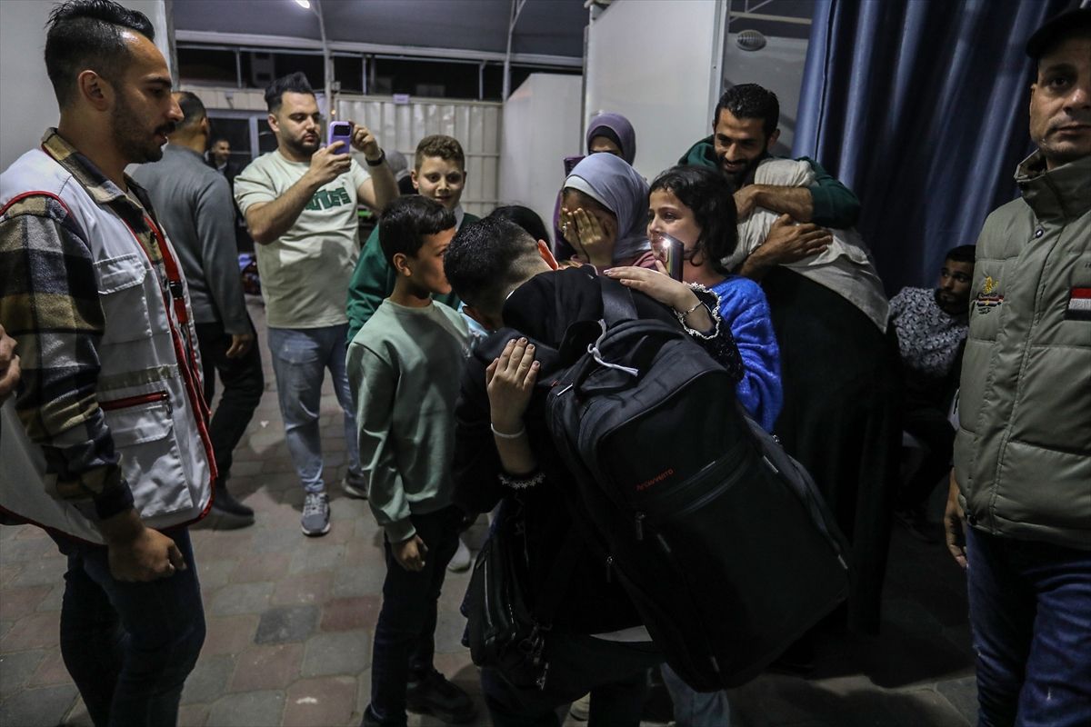 Mısır'da tedavisi tamamlanan 114 yaralı ve refakatçi Refah Sınır Kapısı'ndan Gazze'ye döndü