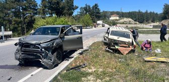 Muğla'da kamyonet ile otomobilin çarpıştığı kazada 1 kişi öldü, 1 kişi yaralandı