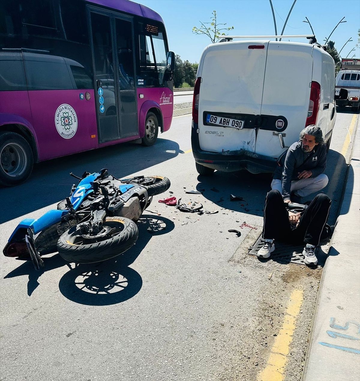 Muğla'da park halindeki hafif ticari araca çarpan motosikletli yaralandı