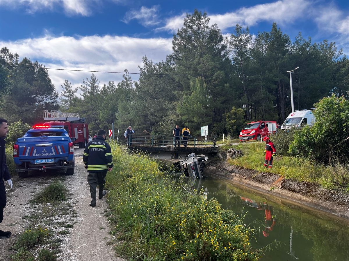 Muğla'da su kanalına devrilen otomobilin sürücüsü hayatını kaybetti