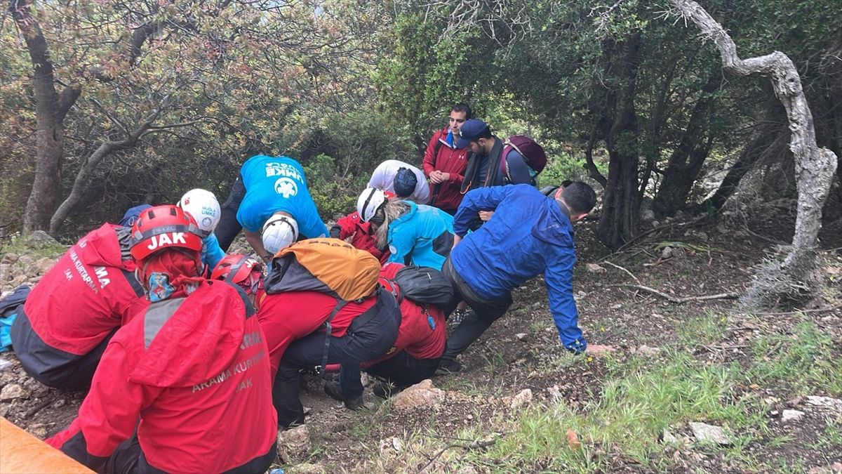 Muğla'da tarihi Likya Yolu'nda ayağı kırılan kişi kurtarıldı