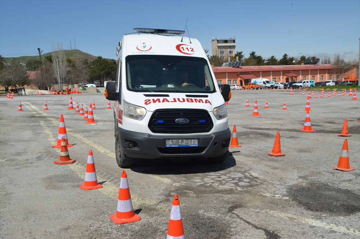 Muş'ta 3 ilin ambulans şoförlerine güvenli sürüş eğitimi veriliyor