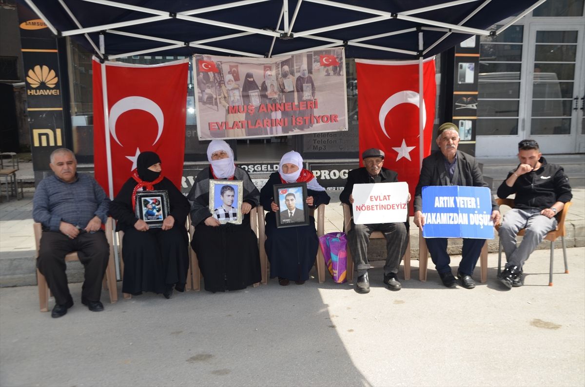 Muş'ta aileler, DEM Parti önündeki eylemlerini sürdürdü