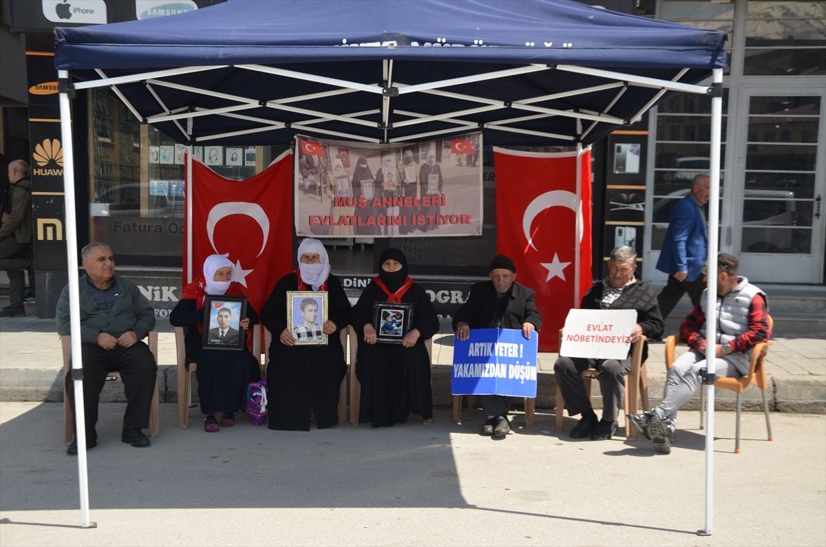 Muş'ta aileler DEM Parti önündeki eylemlerini sürdürdü