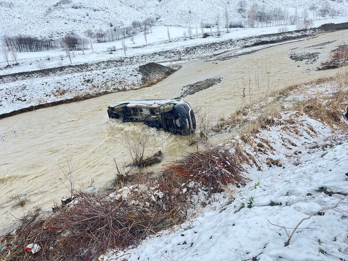 Muş'ta dereye düşen minibüsteki 8 kişi yaralandı