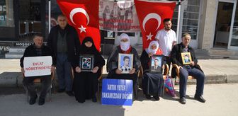 Muş'ta evlatlarına kavuşmak isteyen aileler, DEM Parti önündeki eylemlerini sürdürdü