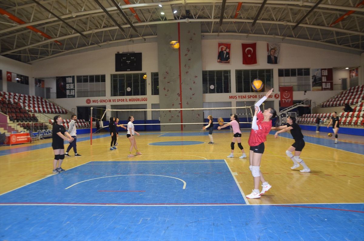 Muş'ta kadın voleybolcuların hedefi Türkiye şampiyonasına katılmak